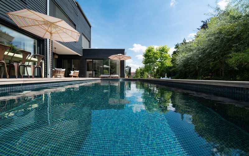 Aussicht aus dem Wasser im Pool