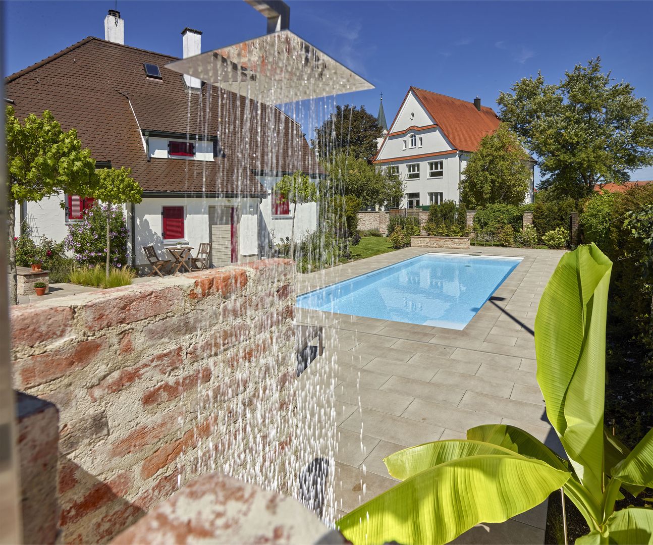 Eigenheim mit modernem Pool und Außendusche